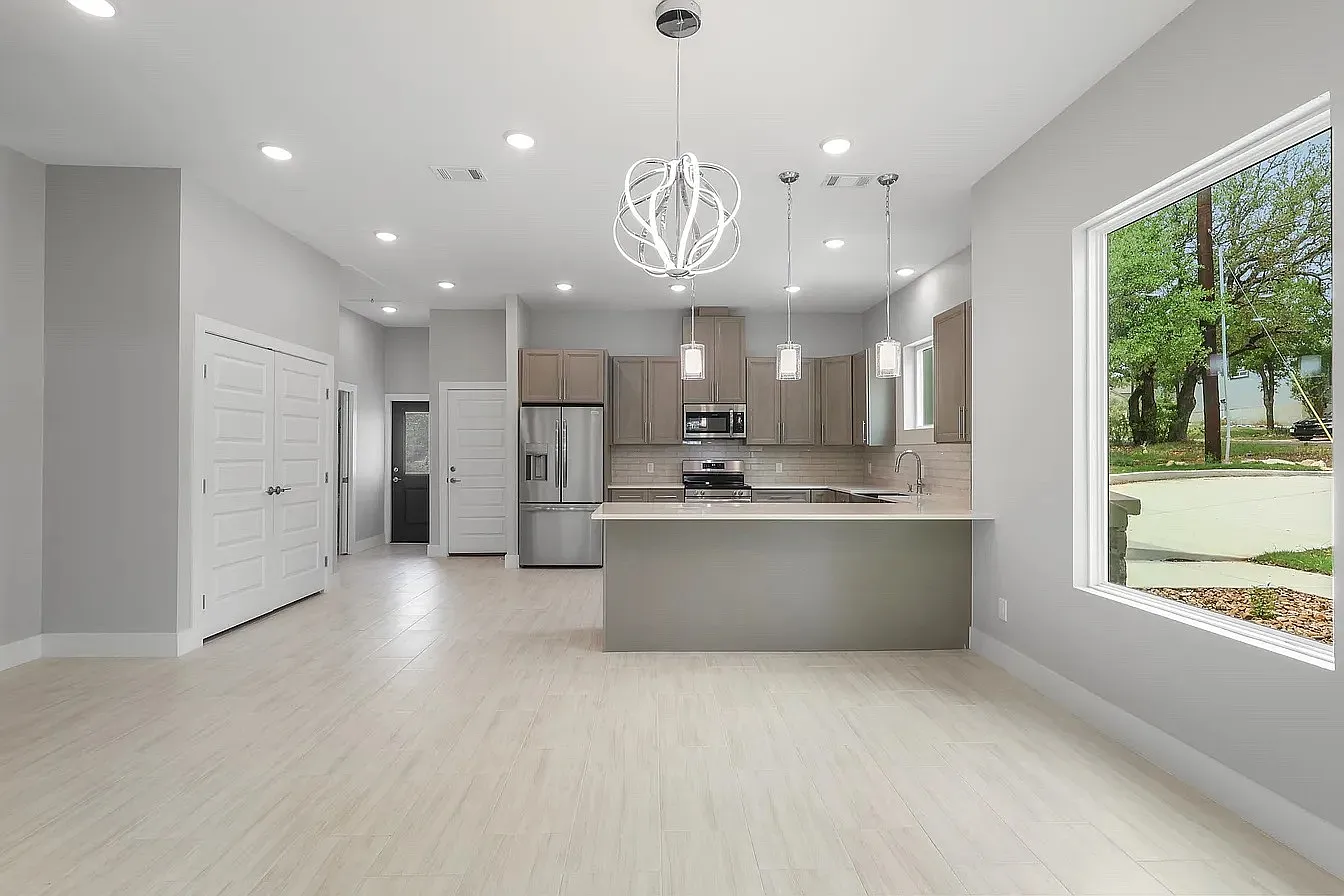 301 Knights Row — Photo 3