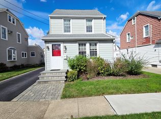 69 Harvard St, Williston Park, NY 11596