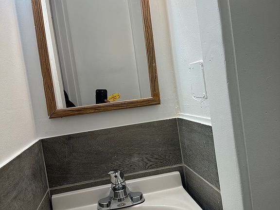 5th image of 2471 Willow Ave