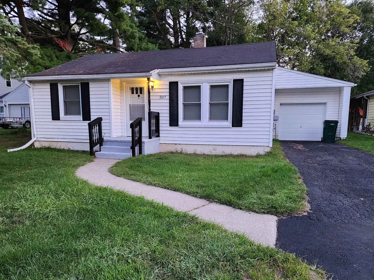 3 bed, 1067 sqft, $1,600 — Photo 1