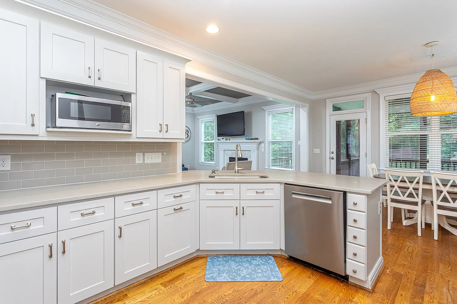 5 bed, 3672 sqft, $7,995 — Photo 3