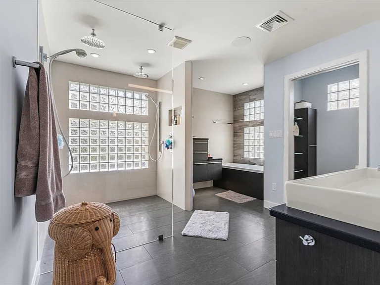37 Beverly Rd — Photo 21