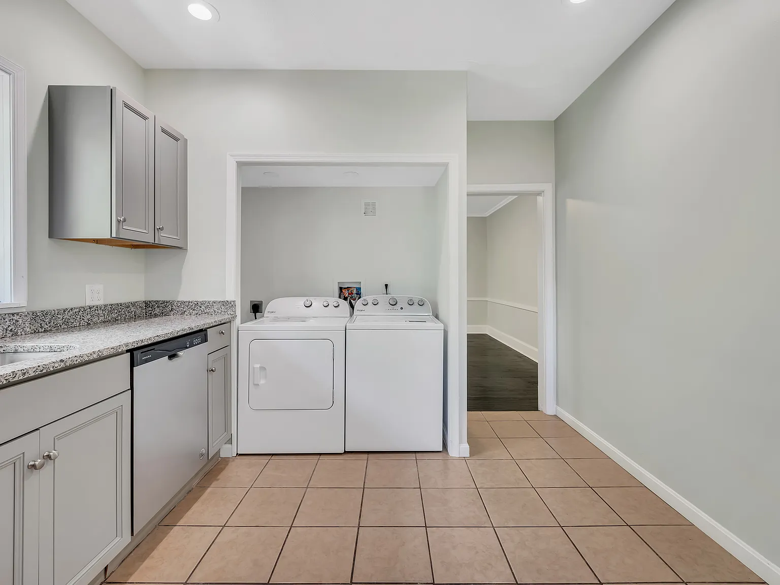 3 bed, 1000 sqft, $1,950 — Photo 3