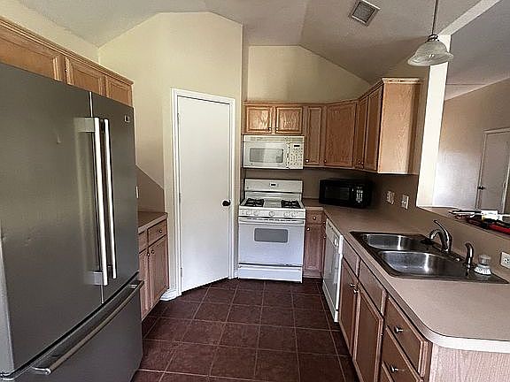 3rd image of 2304 Colgate Cir
