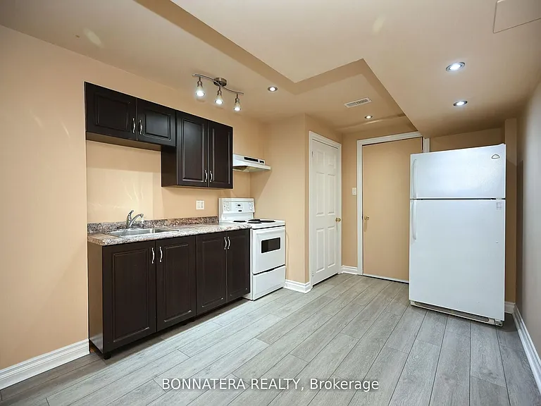 409 Hobbs Cres — Photo 35