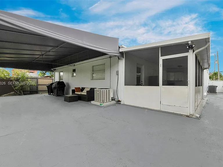 6470 SW 27th St — Photo 15