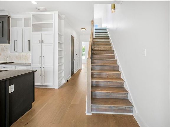 5th image of 253 Dearborn St