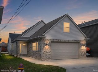 22473 Beach St, Saint Clair Shores, MI 48081