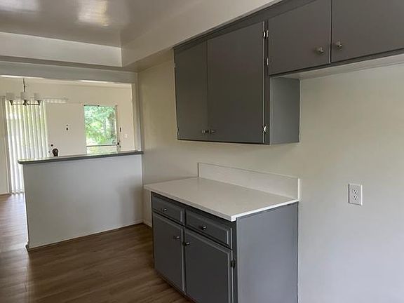 3rd image of 523 S Hudson Ave APT 4