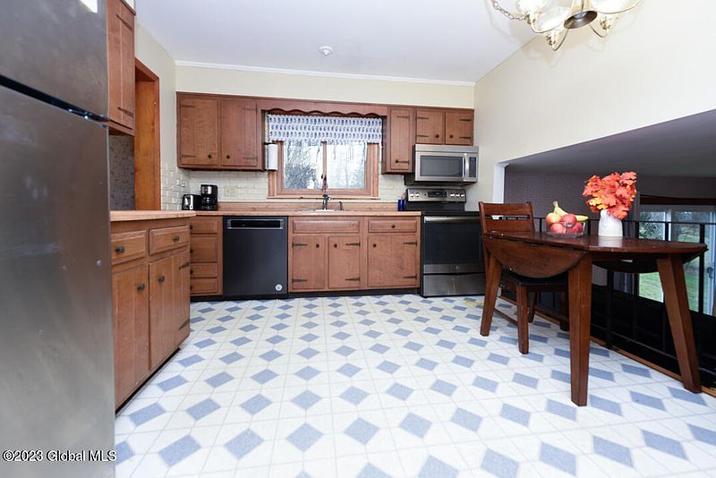 5th image of 17 Laury Lane