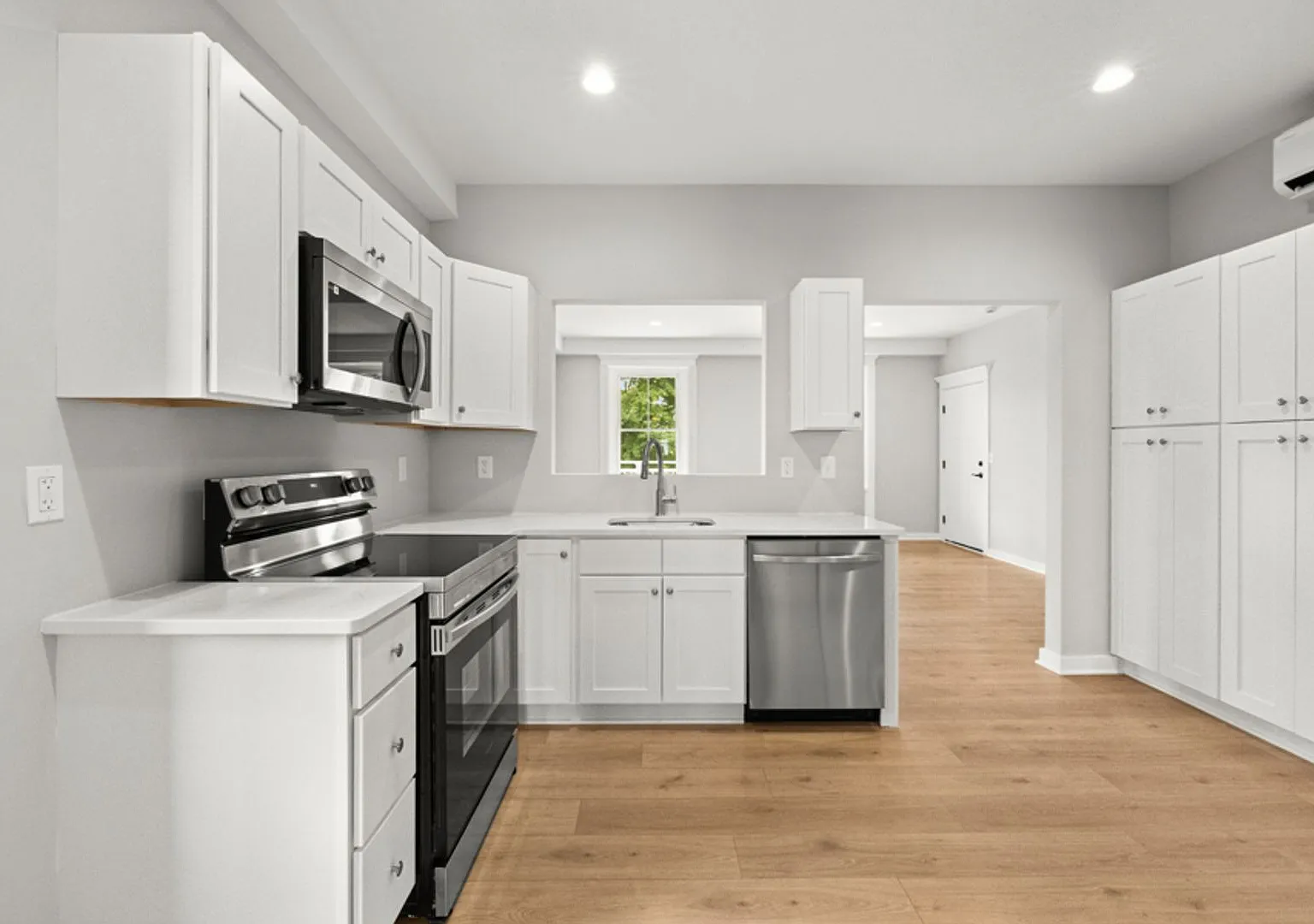 Gorgeous 2 Bedroom with Private Solarium and porch. Stunning River views! — Photo 1