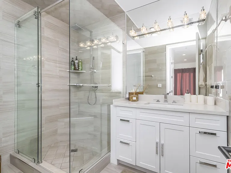 137 N Doheny Dr #3 — Photo 15