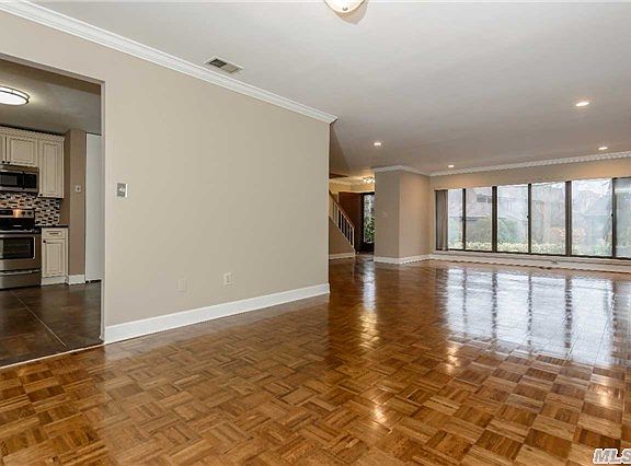3rd image of 28 Acorn Ponds Dr