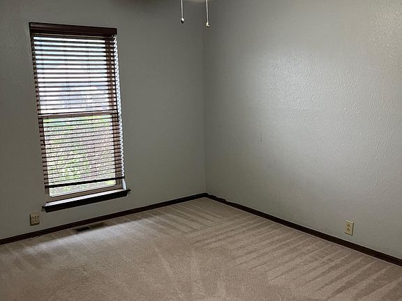 5th image of 610 Rosanne St