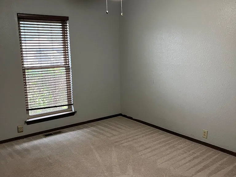 610 Rosanne St — Photo 5