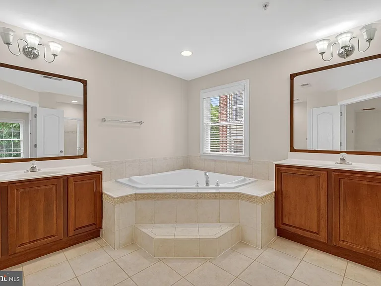 15806 Copper Beech Dr — Photo 46