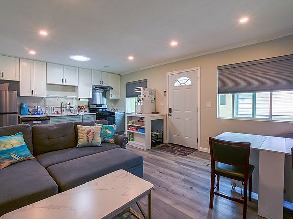 4th image of 1249 Center Ave #A
