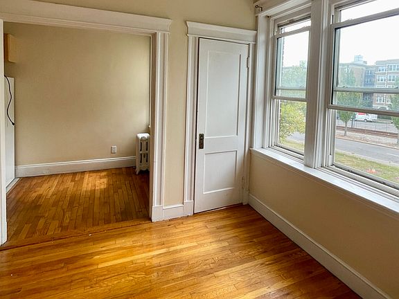 4th image of 1637 Commonwealth Ave