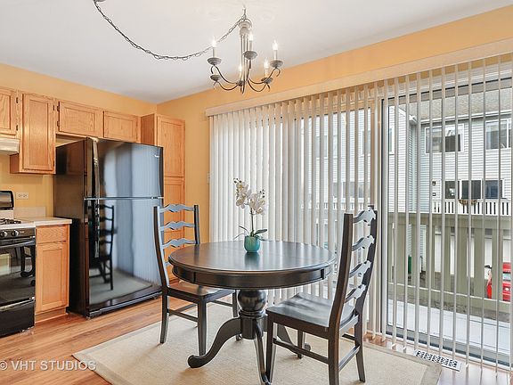 4th image of 895 Essex Cir