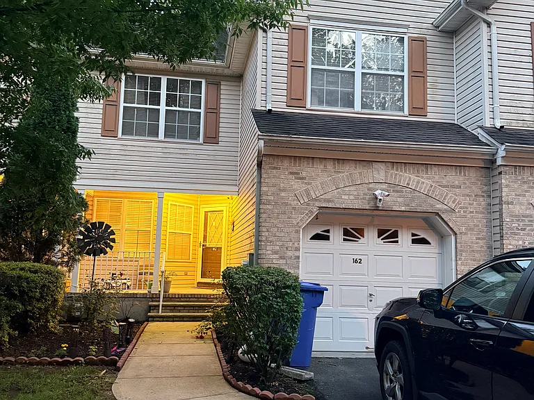 162 Briarwood Dr — Photo 2