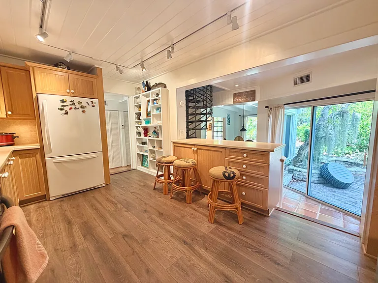 111 N Bay Harbor Dr — Photo 28
