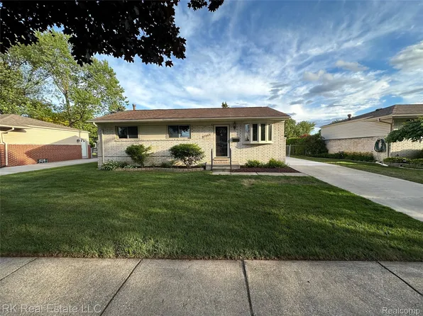 2364 Garry Dr, Troy, MI 48083