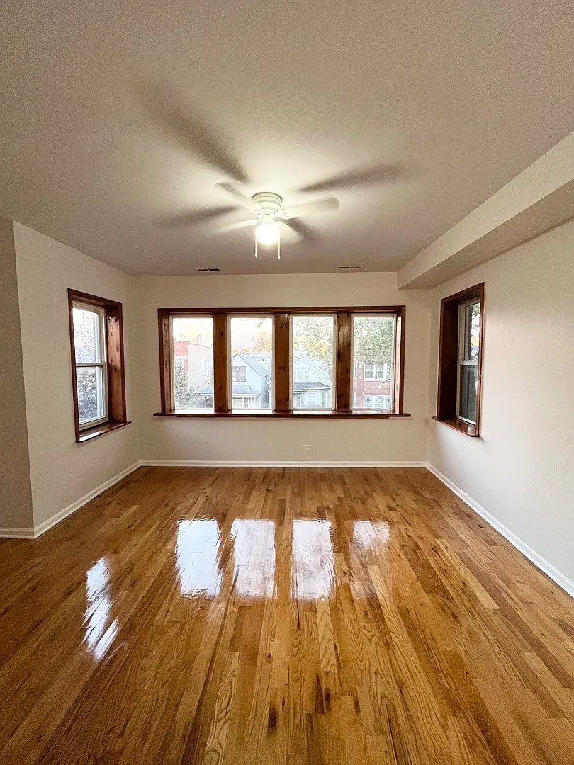 3 bed, 1000 sqft, $1,700 — Photo 2