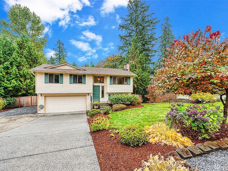 Set on a quiet cul de sac on a large, sunny, fully fenced 1/4 acre lot this Cottage Lake home is truly a charmer.