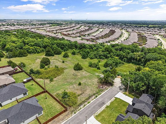 5th image of 2220 Lakeshore Ln