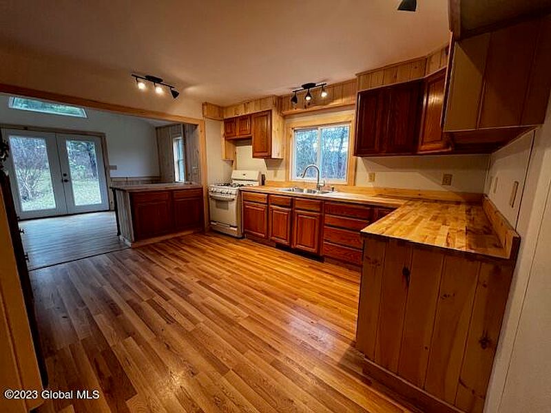 4th image of 8 Filkins Lane