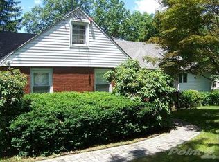 8 Lakeview Ct, Oak Ridge, NJ 07438