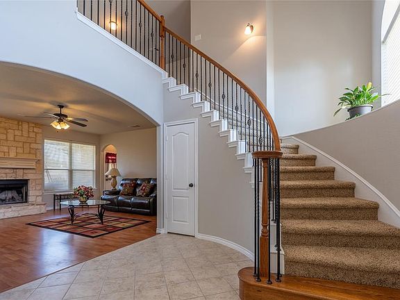 2nd image of 209 Oak Hollow Ln