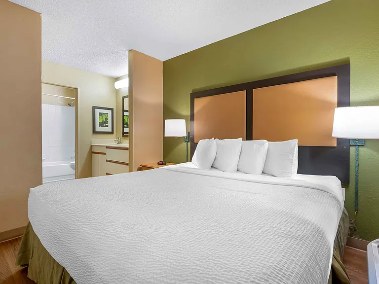 Deluxe Studio - 1 King Bed