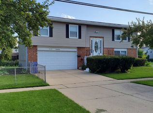 1126 S Oakwood Dr, Mount Prospect, IL 60056
