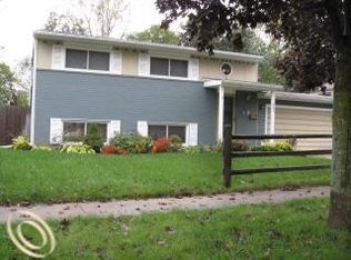 902 Panorama Dr, Milford, MI 48381