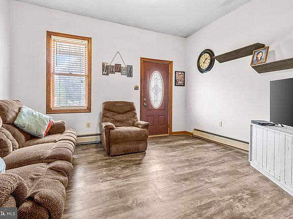 4th image of 130 E Maple St