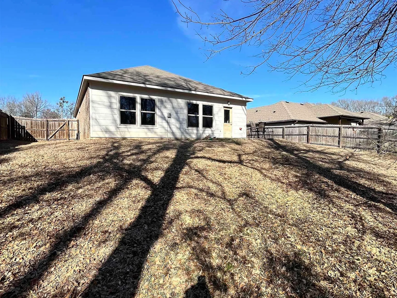 3 bed, 2.0 bath, 1433 sqft, $1,695 — Photo 2