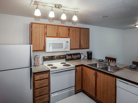 Farr Court Apartments Kitchen Counter and Appliances