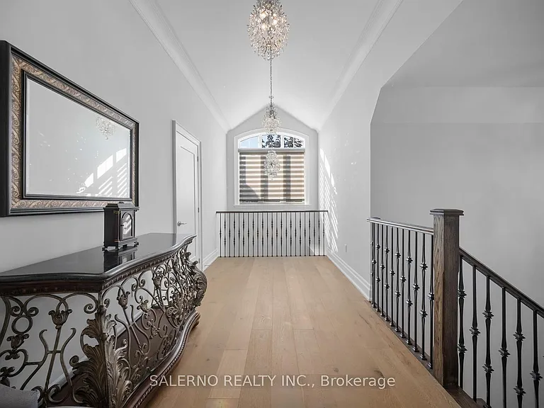 11 Compton Cres — Photo 24