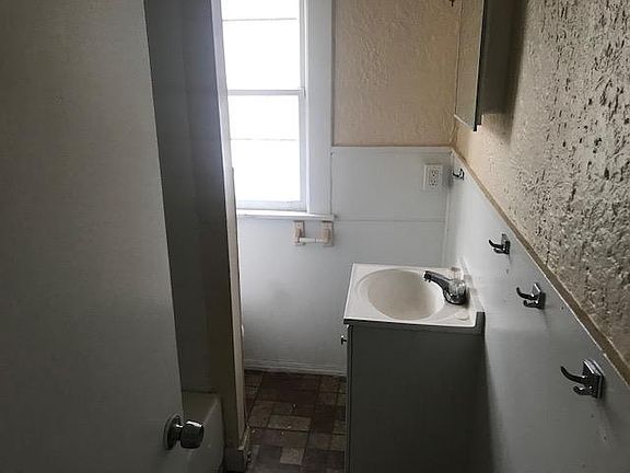 4th image of 713 Augustus Pl