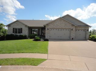 926 Sawgrass Ct, Eldridge, IA 52748