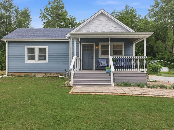 401 N Elm St, Three Oaks, MI 49128