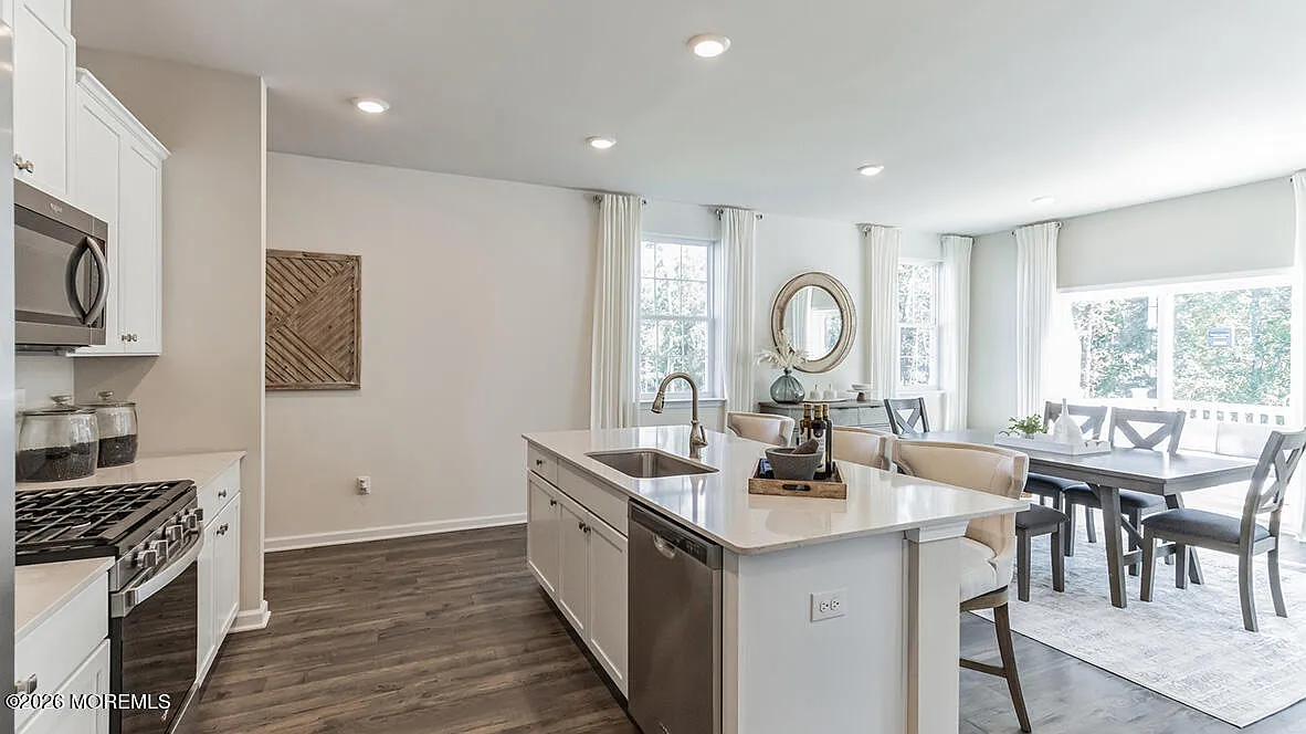 4 bed, 3.5 bath, 2698 sqft, $3,800 — Photo 2