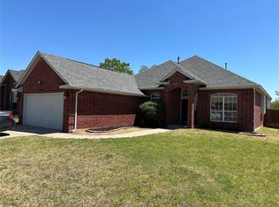 900 Black Jack Ln, Moore, OK 73160