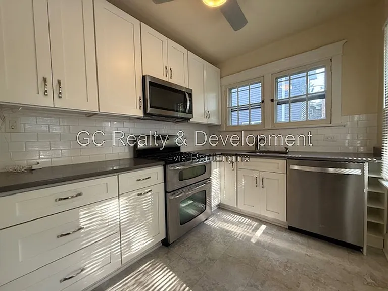 2415 Hastings Ave — Photo 5