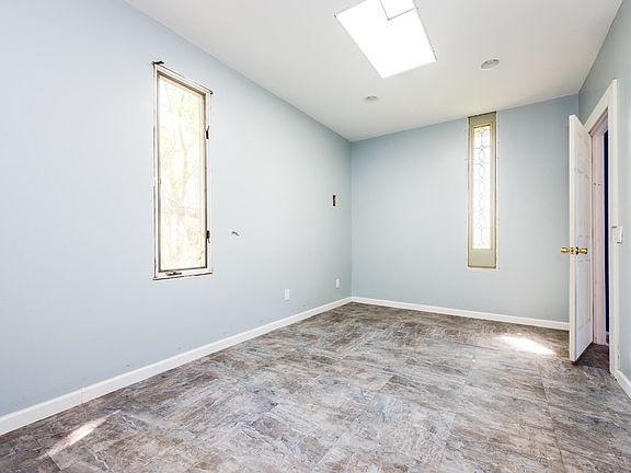 3rd image of 191 Bridgman Ave