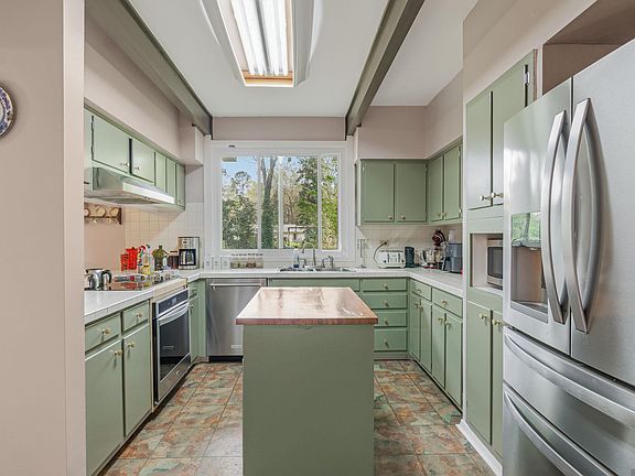 4th image of 423 Castle Kirk Dr