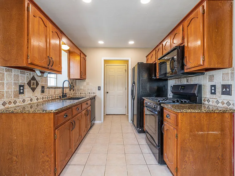2412 W Natchez St — Photo 15