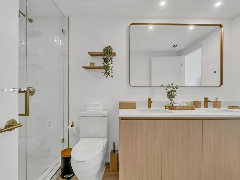 90 32nd St #909 — Photo 16