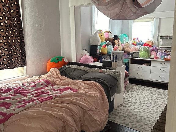 3rd image of 1128 E Walnut St